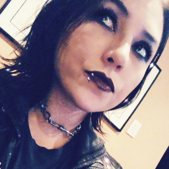 Meet your Posher, Emily - Picture 1 of 2